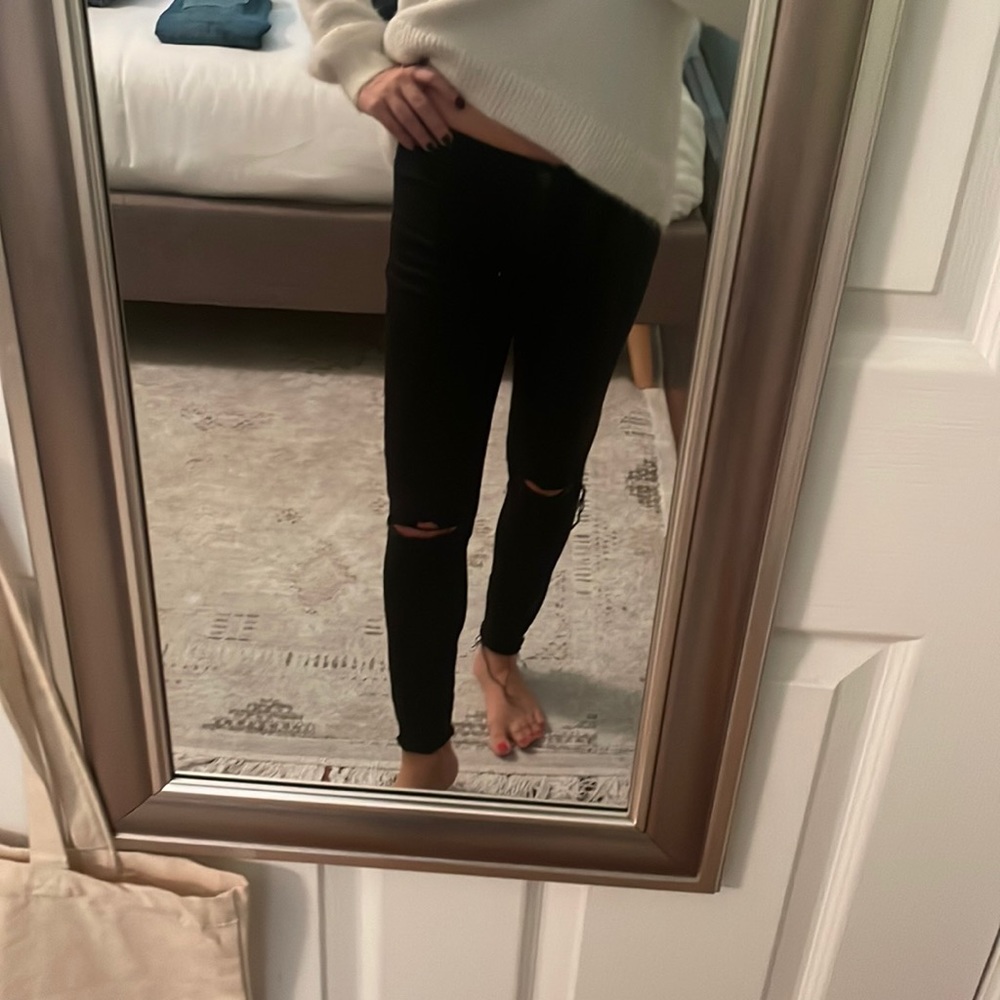 low rise, skinny, distressed black jeggings that feel like denim! Size 25